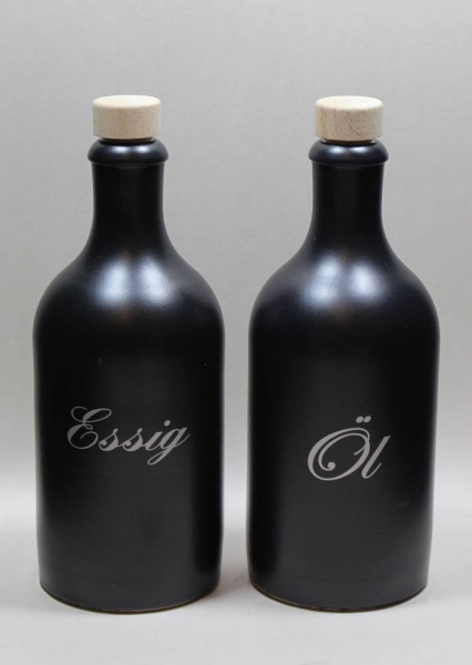 Steinzeugflasche 500ml schwarz-matt, bedruckt mit "Olivenöl" silber, Mündung 19mm inkl. pasendem Holzgriffkork natur